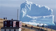 Pohled na ledovec u kanadského městečka Ferryland.  (16. dubna 2017)