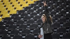 Fanynka Borussie Dortmund s gestem vítězství na stadionu poté, co klubový...