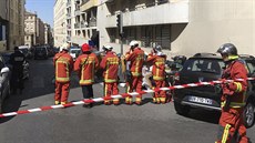 Policie a dalí záchranáské sloky v uzavené ulici v Marseille, kde byli...