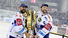 Jozef Kováčik a Tomáš Malec se radují ze zisku Masarykova poháru.