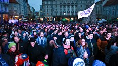 Fanouci Komety Brno sledují finálové utkání na Zelném trhu.