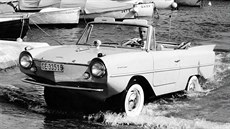 Obojivelný Amphicar vyjídí z moe