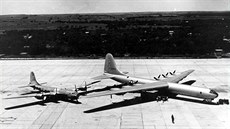 Monstrózní velikost B-36 (vpravo) vynikne v porovnání se superpevností B-29.
