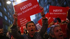 Odprci tureckého prezidenta Erdogana protestují výsledkm dubnového referenda (17. dubna 2017)