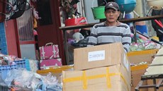 Nelehký život vietnamského dělníka – neustálý přesun zboží