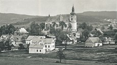 Pohled na Smrovku s kostelem na poátku 20. století.