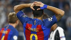 CO SE TO DĚJE? Luis Suárez z Barcelony během prvního poločasu utkání na hřišti...