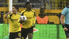 Ousmane Dembélé, fotbalista Borussie Dortmundu, běží s míčem na polovinu hřiště...
