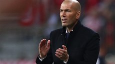Kou Realu Madrid Zinedine Zidane povzbuzuje svj tým pi utkání Ligy mistr v...