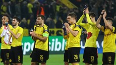 DÍKY, E JSTE S NÁMI. Fotbalisté Dortmundu po prohraném tvrtfinále Ligy mistr...
