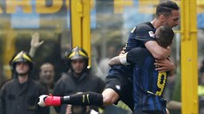 Fotbalisté Interu Milán oslavují jednu z branek v utkání italské ligy proti AC...