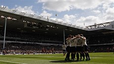 Fotbalisté Tottenhamu se radují z gólu na stadionu White Hart Lane v utkání...