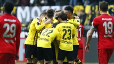 Fotbalisté Dortmundu oslavují vstřelený gól v utkání s Frankfurtem.