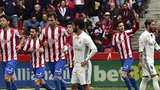 Duje op z Gijónu (druhý zprava) se raduje ze vsteleného gólu v utkání s...