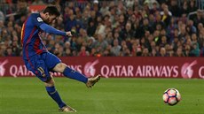 Lionel Messi z Barcelony stílí gól proti San Sebastianu v utkání panlské...