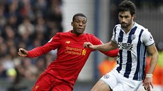 Georginio Wijnaldum (vlevo) a Claudio Yacob (vpravo) v souboji bhem utkání...