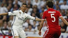 Cristiano Ronaldo z Realu Madrid v souboji s Matsem Hummelsem, obráncem Bayernu...