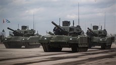 Novou generaci ruských tanků zastupuje na přehlídce už v minulosti přítomný typ...