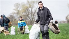 Dobrovolníci v sobotu uklízeli Suchomelská slepá ramena na Vltav v eských...