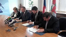 Memorandum o budoucí spolupráci podepsali zleva Ivana Stráská (SSD), Jan...