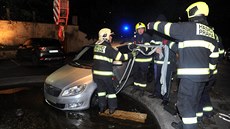 Automobil zstal pevn zaklínný v polovin podvozku, hasii tak na jeho...