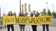 NIKDY NEPŮJDEŠ SÁM Fanynky fotbalistů Dortmundu pózují s transparentem, který...