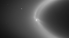 Na fotografii je zachycen Saturnův prstenec E společně s Enceladem. Měsíc je...
