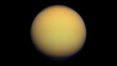 Saturnův měsíc Titan je jediný měsíc ve sluneční soustavě obklopený hustou...