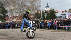 Kaskadérskou show zahájili motorkái ve áru nad Sázavou novou sezonu....