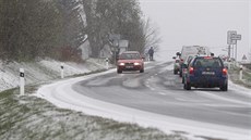 Silnice na ársku ve stedu ráno pokryl sníh a led a zpsobil adu problém....