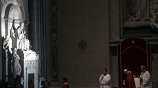 Pape Frantiek odslouil ve svatopetrské bazilice tradiní obad u...