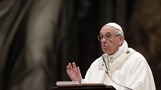 Papež František pokřtil v Bazilice svatého Petra ve Vatikánu 11 lidí z různých...