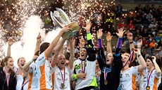 Florbalistky Herbadentu FK Ji�ní M�sto slaví zisk mistrovského titulu.