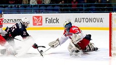 eský branká Jií Patera likviduje na mistrovství svta hokejist do 18 let...