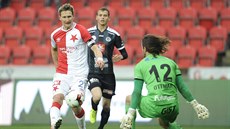 Milan koda ze Slavie se pokouí pehodit brankáe Hradce Králové Radima...