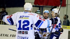 Hokejisté Komety Brno slaví gól Milana Zaovie.