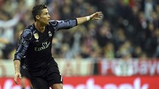 Cristiano Ronaldo z Realu Madrid sleduje míč.