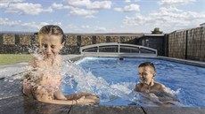 Bazén je v Česku na každé třetí zahradě, což je po Španělsku a Francii třetí...