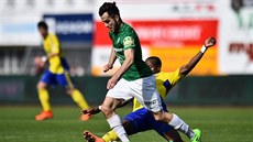 Dame Diop (vpravo) ze Zlína se sna�í zastavit jabloneckého Martina Pospí�ila.