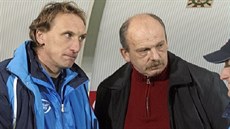 Trenéi Zdenk Beka (vlevo) a Stanislav Levý diskutují na lavice fotbalové...