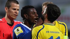 I patný výkon sudího Ondeje erného (vlevo) zapíinil emoce v závru,...