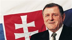 Vladimír Meiar na pozadí slovenské vlajky.