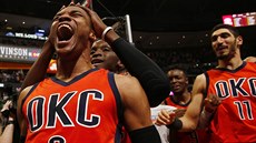 Russell Westbrook se spoluhrái z Oklahoma City oslavuje obrat proti Denveru.