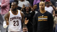 LeBron James (vlevo) a Richard Jefferson z Clevelandu se diví v závru zápasu s...