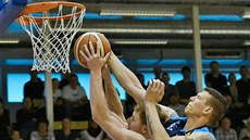 Dínský basketbalista Luká Baant a kolínský Ladislav Horák v souboji o mí.