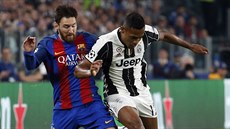 Lionel Messi (vlevo) z Barcelony v souboji s Alexem Sandrem z Juventusu Turín.