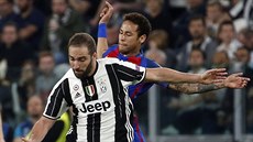 Gonzalo Higuain z Juventusu si hlídá mí ped napadajícím Neymarem z Barcelony.