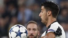 Sami Khedira z Juventusu si zpracovává mí.