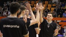 Jaromír Bohačík (vpravo) z USK Praha přijímá gratulace od spoluhráčů k ceně pro...