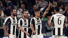 Paulo Dybala (druhý zprava) slaví se spoluhrái z Juventusu svj gól.